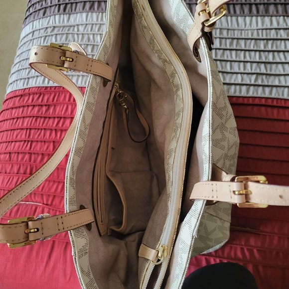 Michael Kors Handbag with Matching Wallet and Cosmetics Bag - Picture 9 of 11